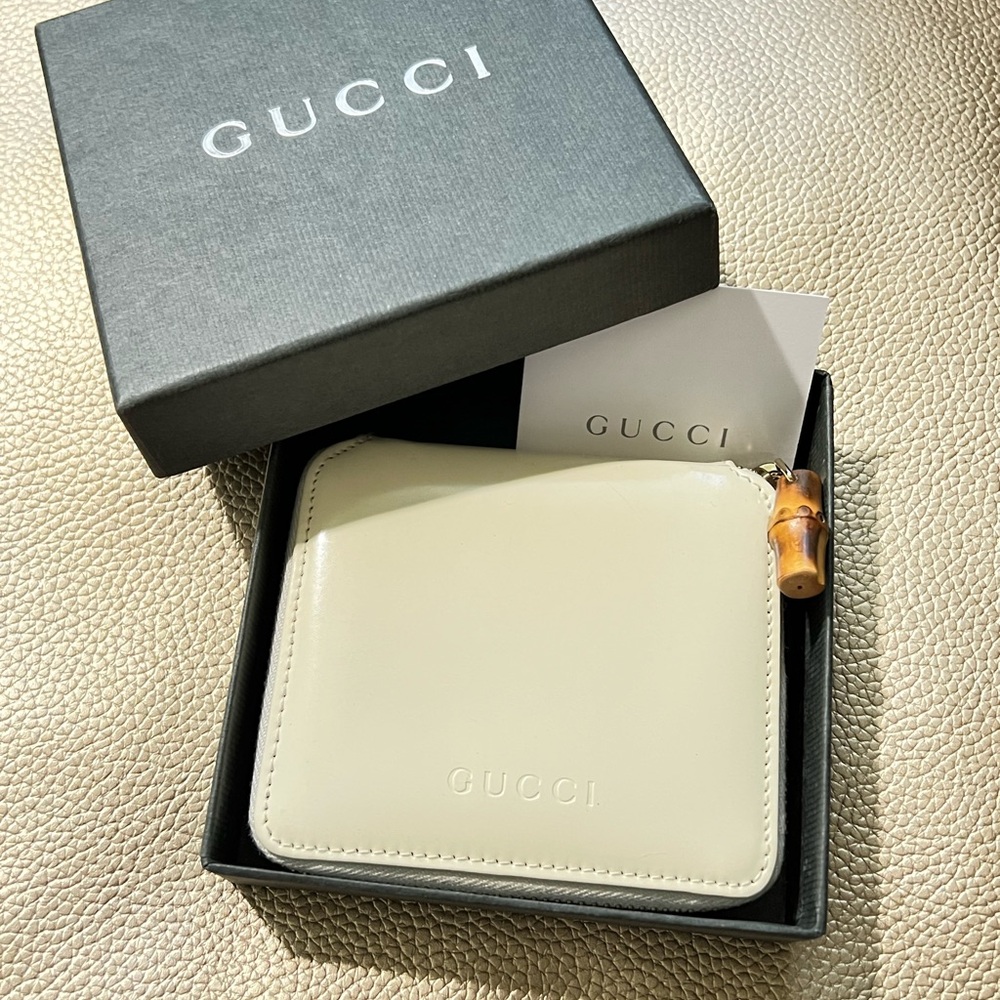 EUC Gucci Compact Ivory Patent Bamboo Zip Around Wallet